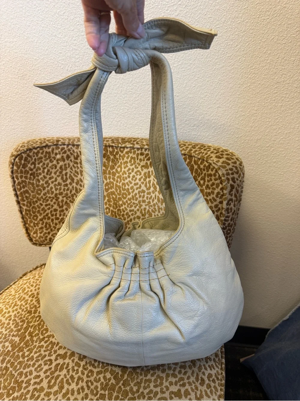 💯Auth! MARC JACOBS Cream/Beige Leather Knotted Shoulder Hobo Bag w Flower Appl.